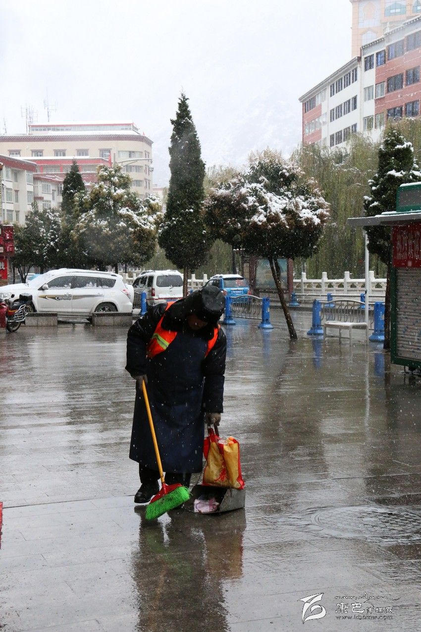 康定下了第一場雪