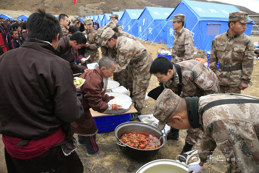 全力救災(zāi)見(jiàn)真情——甘孜軍分區(qū)抗震救災(zāi)掠影