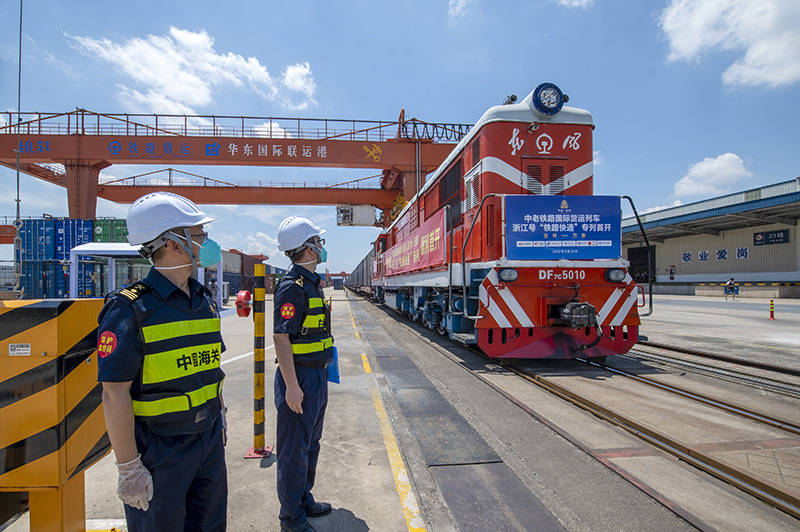 2022年6月29日，浙江金華，中老鐵路國際貨運列車浙江號“鐵路快通”首趟專列經(jīng)海關監(jiān)管后，從浙江省鐵路金華南站鳴笛啟程，經(jīng)磨憨口岸駛向老撾萬象。