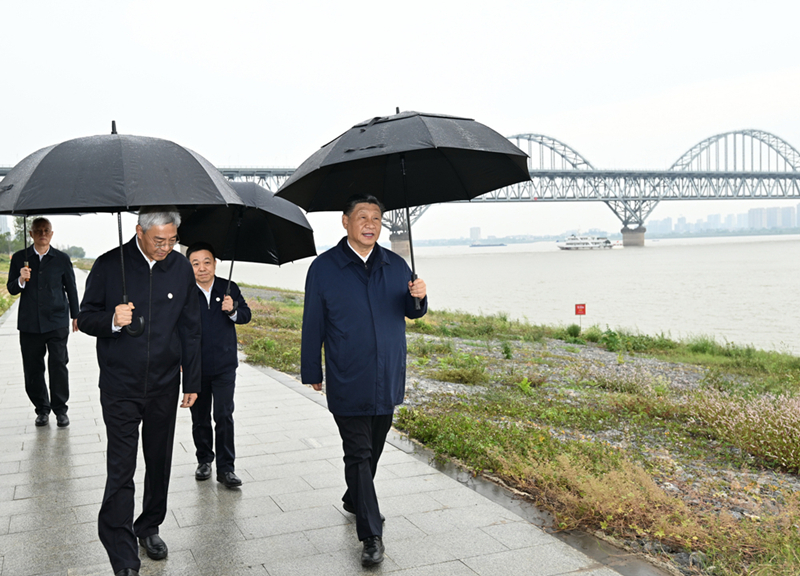 2023年10月10日，習(xí)近平在長(zhǎng)江國(guó)家文化公園九江城區(qū)段考察時(shí)，冒雨沿江堤步行察看沿岸風(fēng)貌。