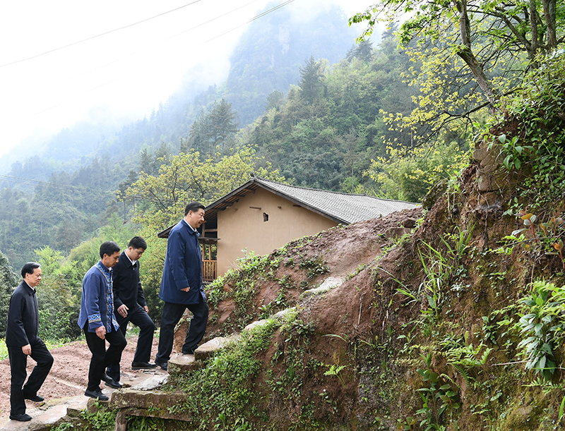 2019年4月15日，在石柱土家族自治縣中益鄉(xiāng)華溪村，習近平總書記踏著濕滑的石階登上陡坡，前往貧困戶譚登周家看望。