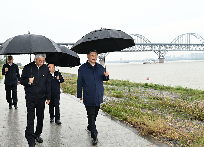 2023年10月10日，習近平總書記在江西省九江市長江國家文化公園九江城區(qū)段考察時，冒雨沿江堤步行察看沿岸風貌。