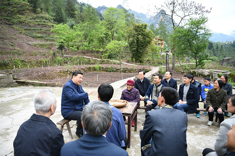 2019年4月15日，習(xí)近平總書記在重慶石柱土家族自治縣中益鄉(xiāng)華溪村同村民代表、基層干部、扶貧干部、鄉(xiāng)村醫(yī)生等圍坐在一起，共話脫貧攻堅。