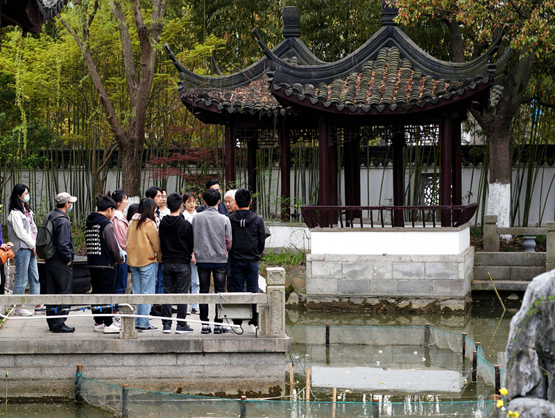 2021年3月30日，在上海交通大學(xué)南蘇園的“微型洱海”旁，孔海南教授為學(xué)生們打造“沉浸式”思政課。