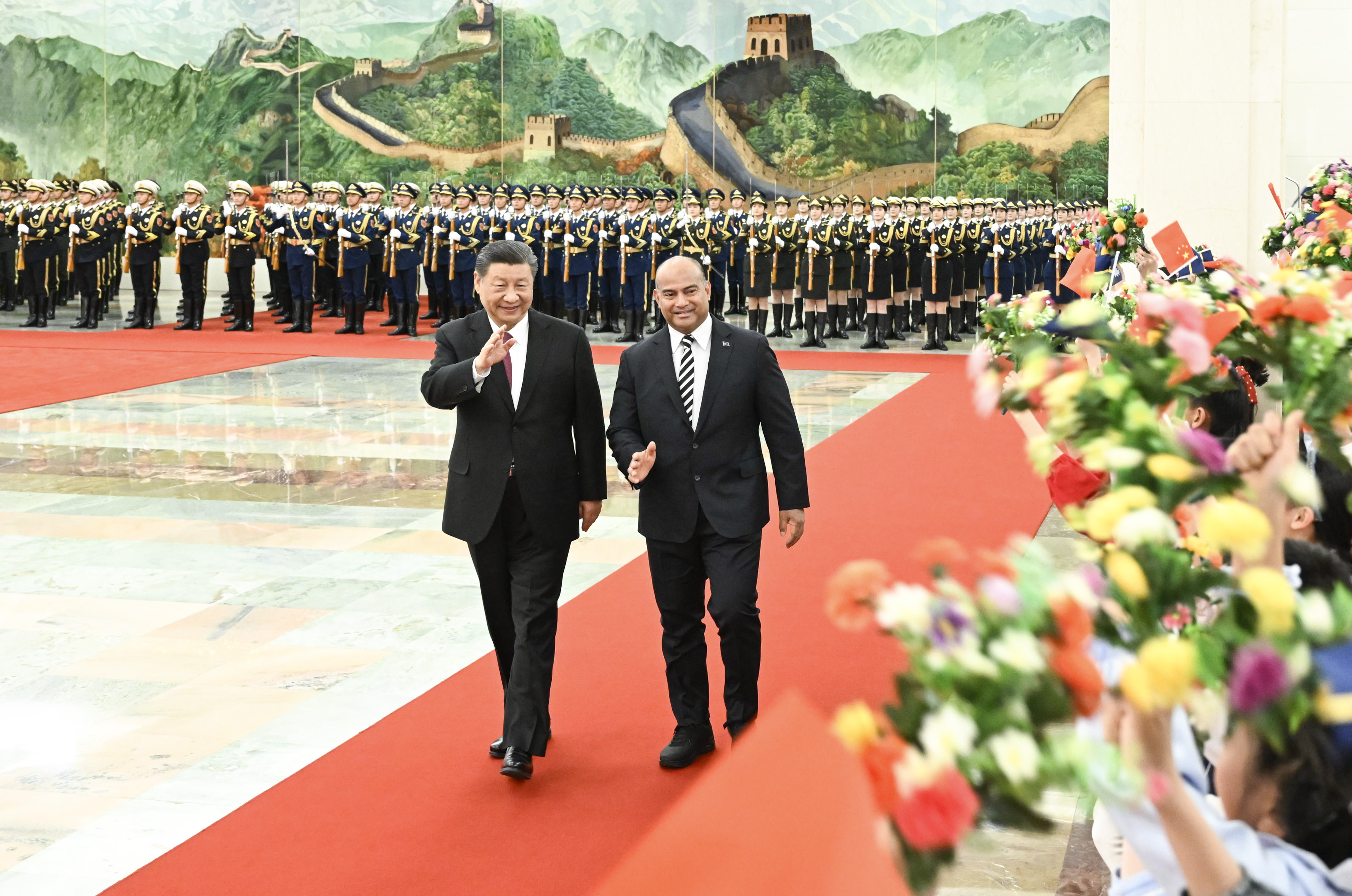 ?2024年3月25日，習(xí)近平在人民大會(huì)堂北大廳為阿迪昂舉行歡迎儀式。