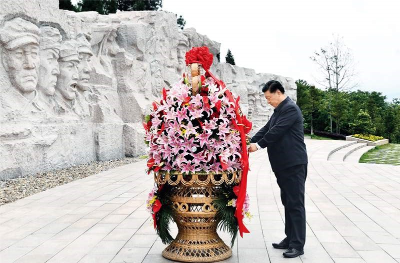 2021年4月25日至27日，中共中央總書記、國家主席、中央軍委主席習近平在廣西考察。這是25日上午，習近平在位于桂林市全州縣的紅軍長征湘江戰(zhàn)役紀念園，向湘江戰(zhàn)役紅軍烈士敬獻花籃。 新華社記者 謝環(huán)馳/攝