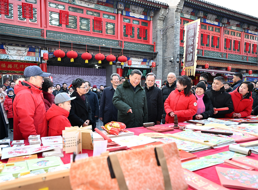 2024年2月1日下午，習(xí)近平在天津古文化街考察時，同店鋪員工和現(xiàn)場群眾互動交流。新華社記者 謝環(huán)馳 攝